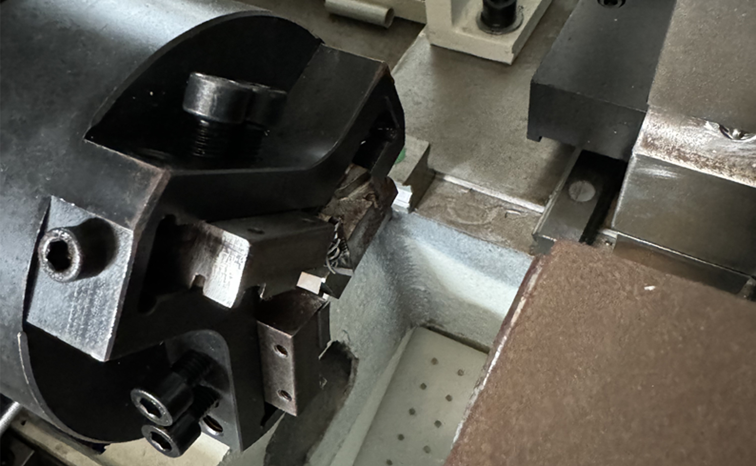Mesin Chamfering Tabung Kepala Ganda Servo Kecepatan Cepat Seri DEF680CNC