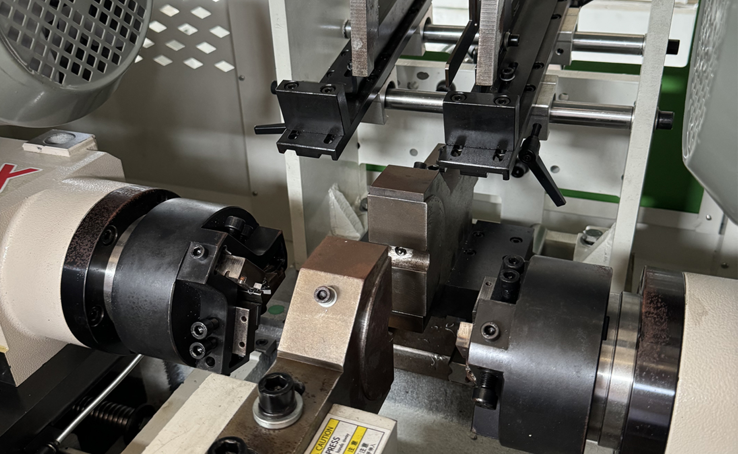 Mesin Chamfering Tabung Kepala Ganda Servo Kecepatan Cepat Seri DEF680CNC