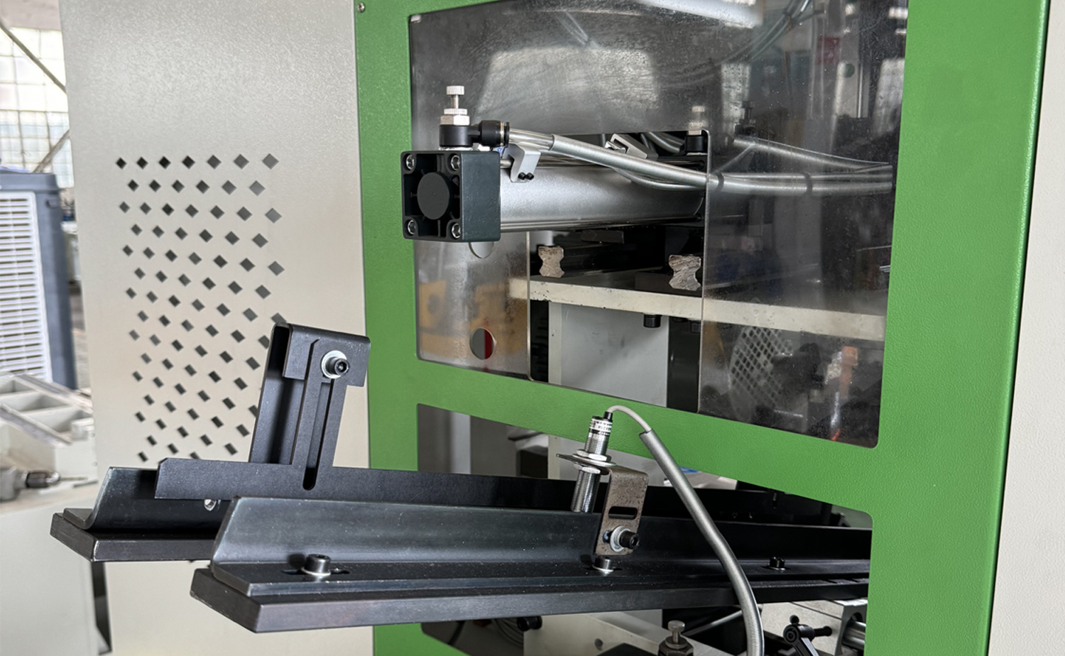Mesin Chamfering Tabung Kepala Ganda Servo Kecepatan Cepat Seri DEF680CNC