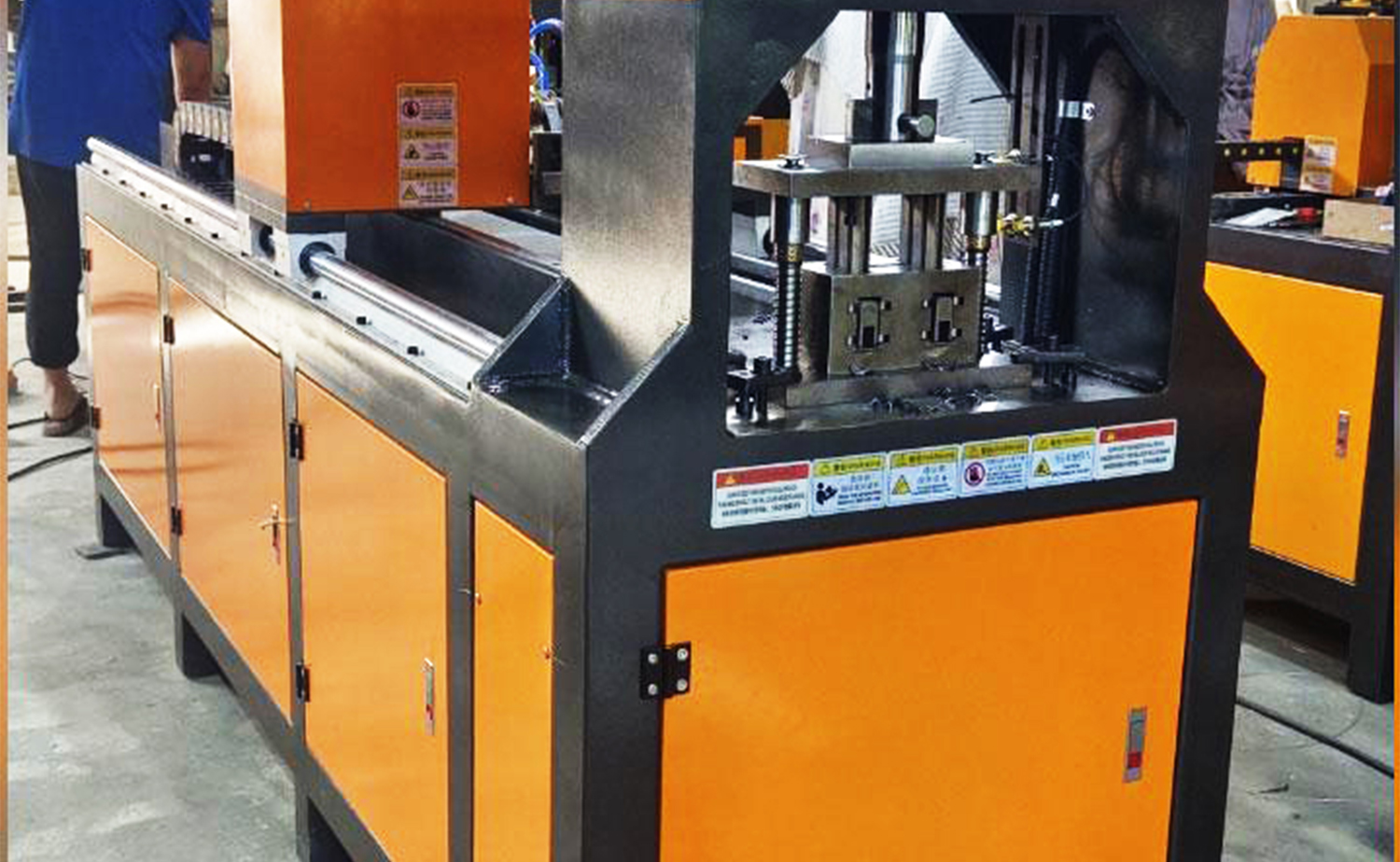 Mesin Punching Hidrolik Silinder Tunggal Otomatis Seri CNC Mesin Punching Hidrolik Silinder Tunggal Otomatis Seri CNC